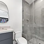Modern Studio With Full Kitchen In Beverly Grove