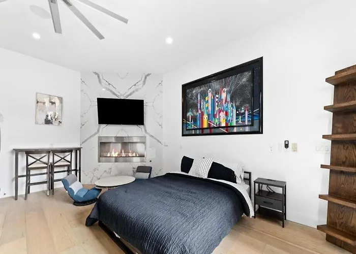 Modern Studio With Full Kitchen In Beverly Grove
